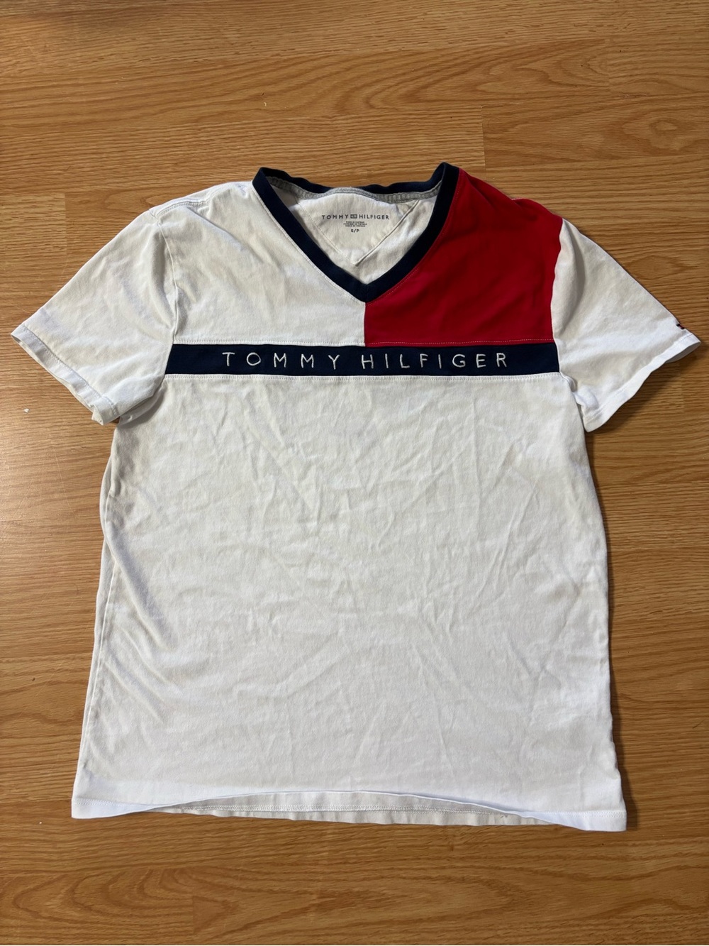 Tommy Hilfiger Women’s White & Red Logo V-Neck Tee
